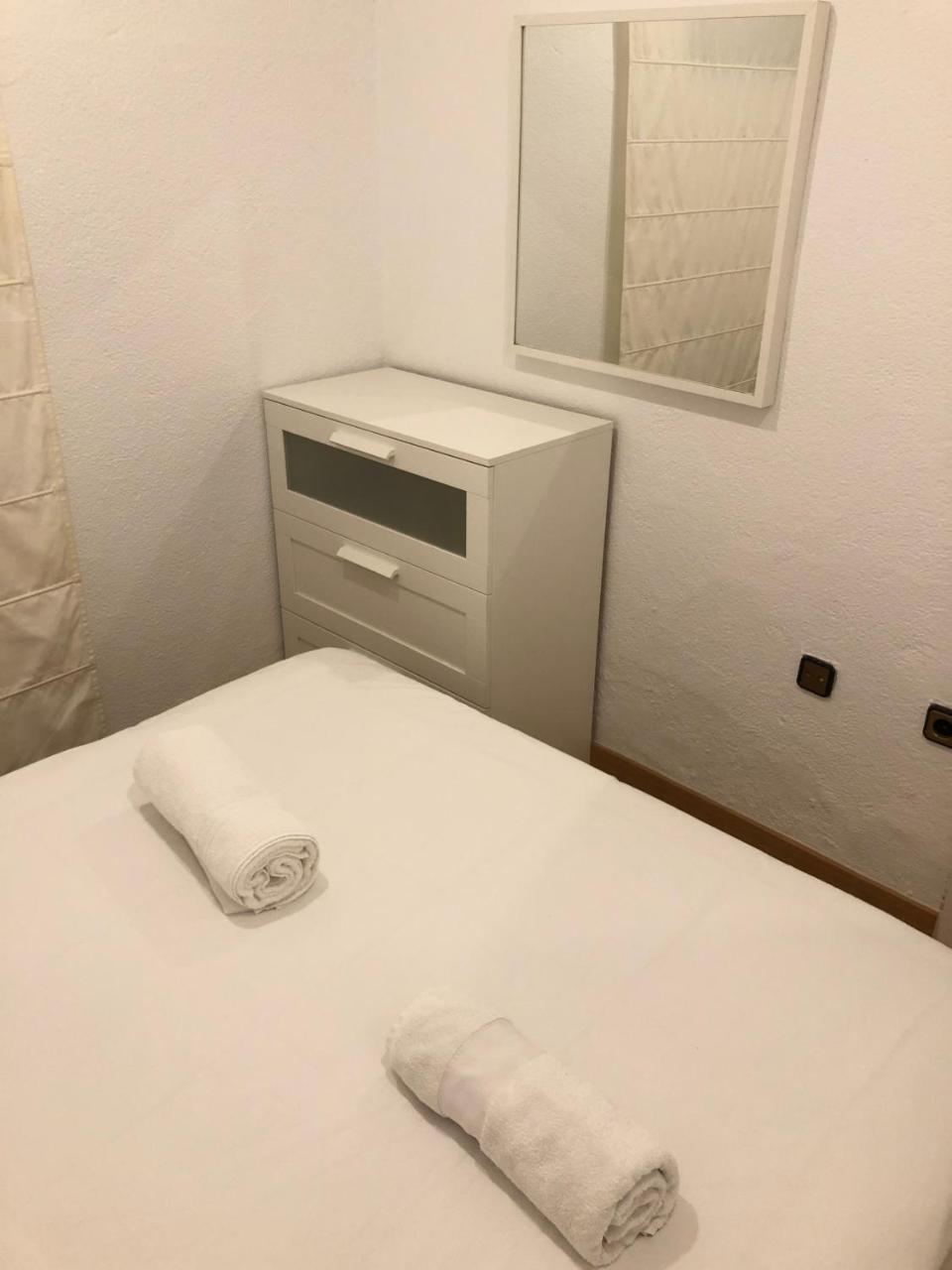 New! Apartment In Sarria Near Metro Barcelona Bagian luar foto